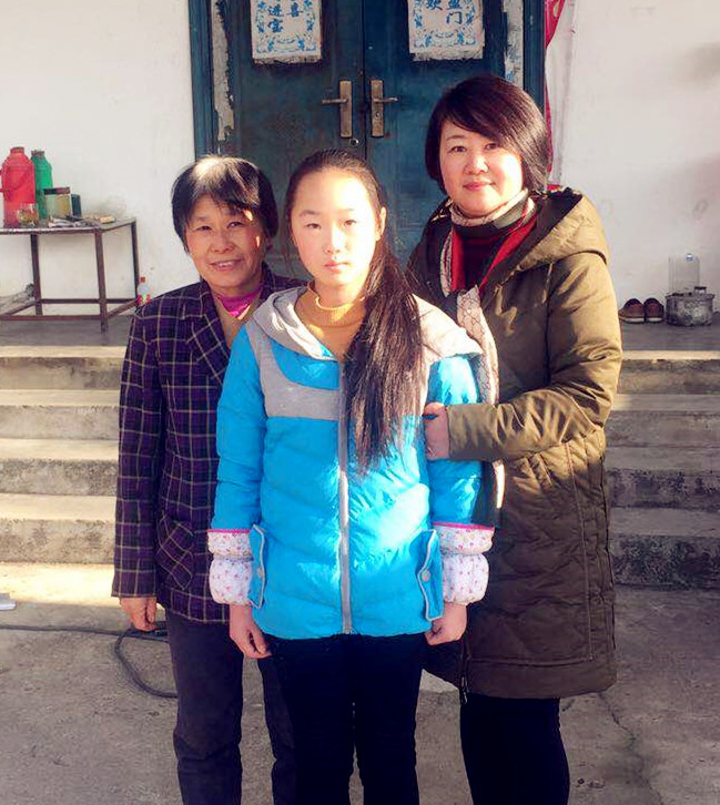 李芳（右一）生前到她对口资助的学生家中家访.jpg