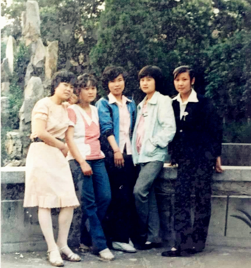 6李芳（右二）与同学在一起.JPG