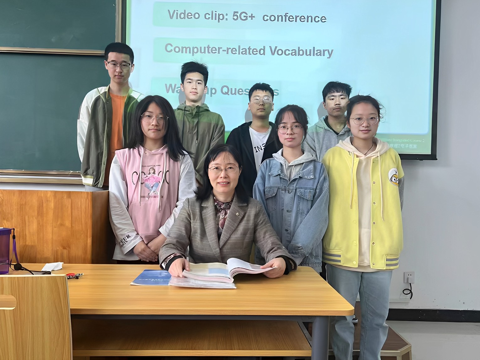 5-2023.04.11许昌校区和学生在一起.jpg